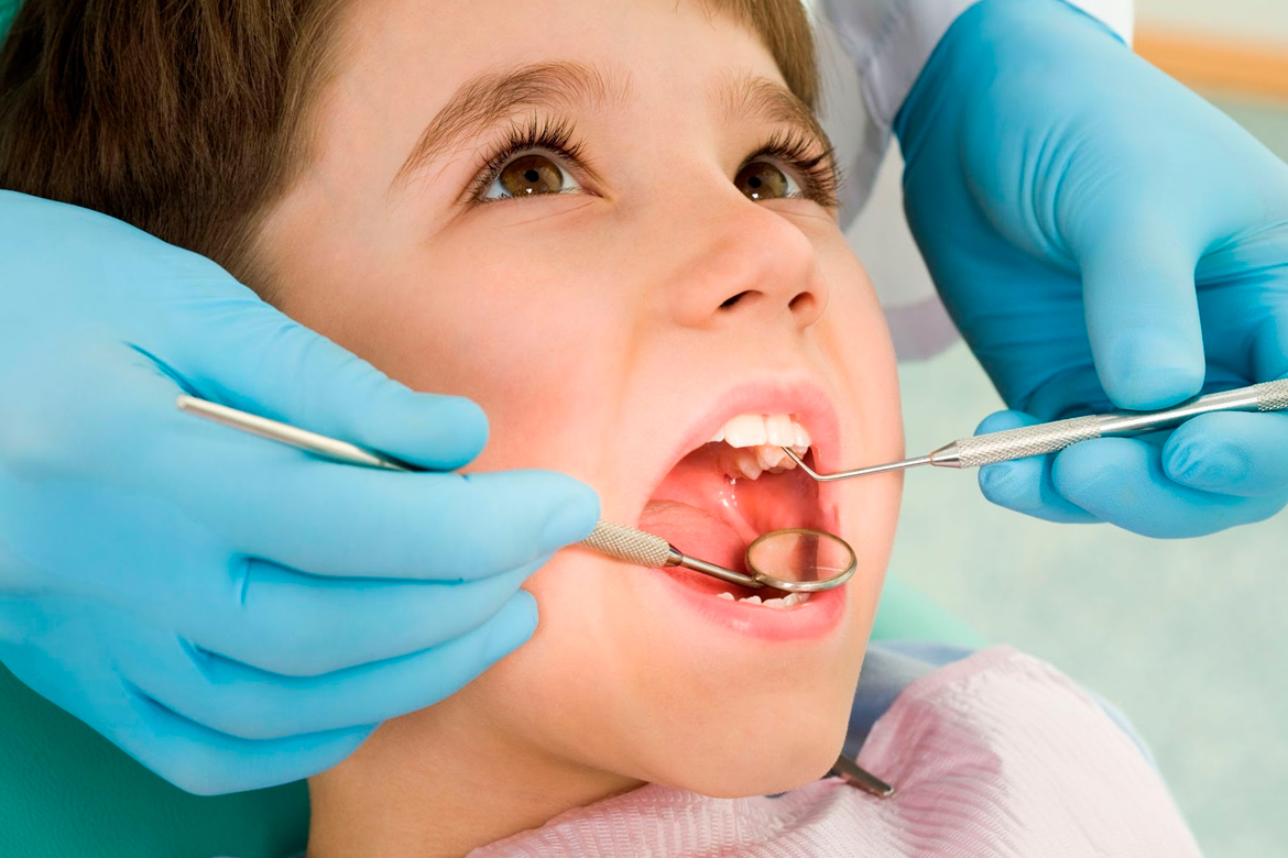 odontopediatria en Carabanchel - niño en el dentista