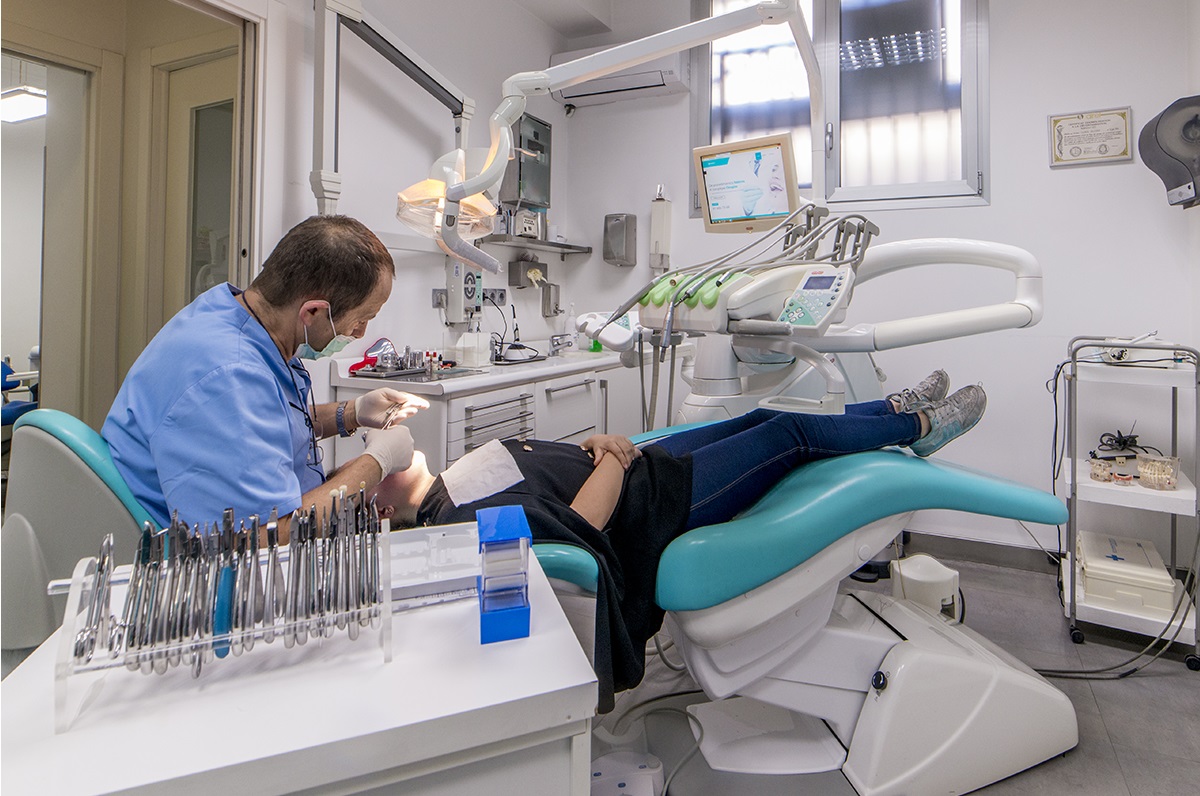 protesis dental en Carabanchel - profesional trabajando