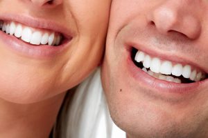 clinica dental en carabanchel - pareja sonrisa
