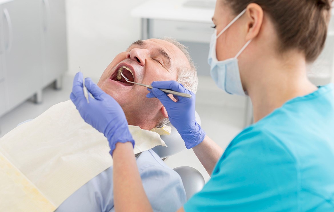 mejores dentistas en Carabanchel - paciente mayor