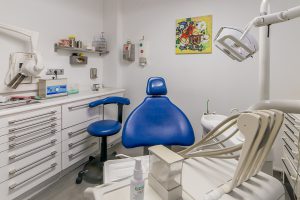 mejores dentistas en Carabanchel - silla azul