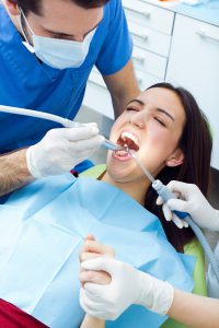 dentista en carabanchel - Mujer relizandose una limpieza dental