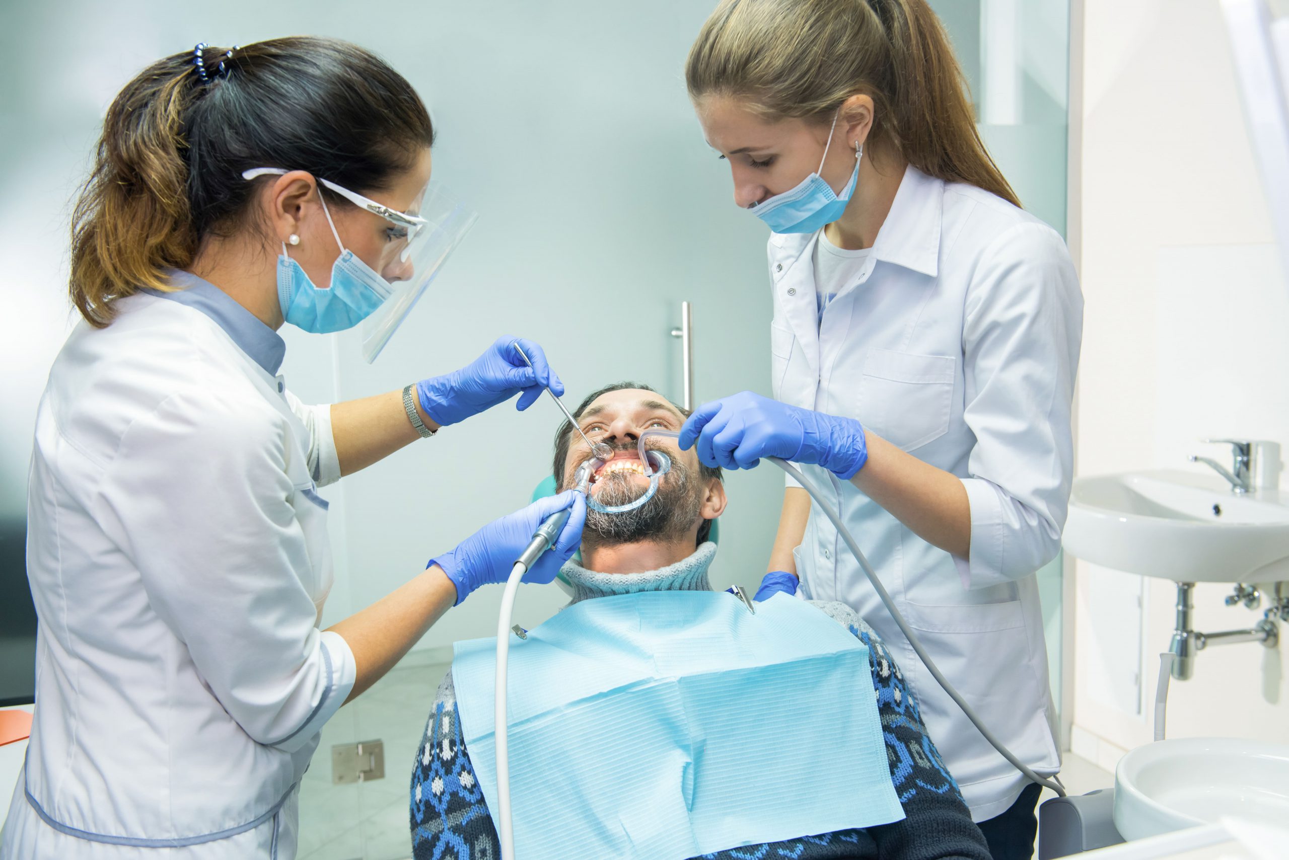 tratamiento de periodoncia en Carabanchel - dos profesionales y el paciente