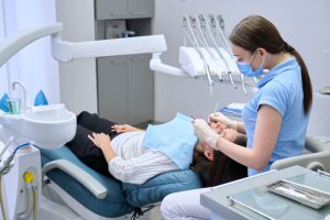 tratamiento de periodoncia en Carabanchel - profesional trabajando