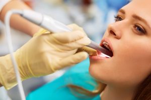 clínica dental Carabanchel - profesional trabajando