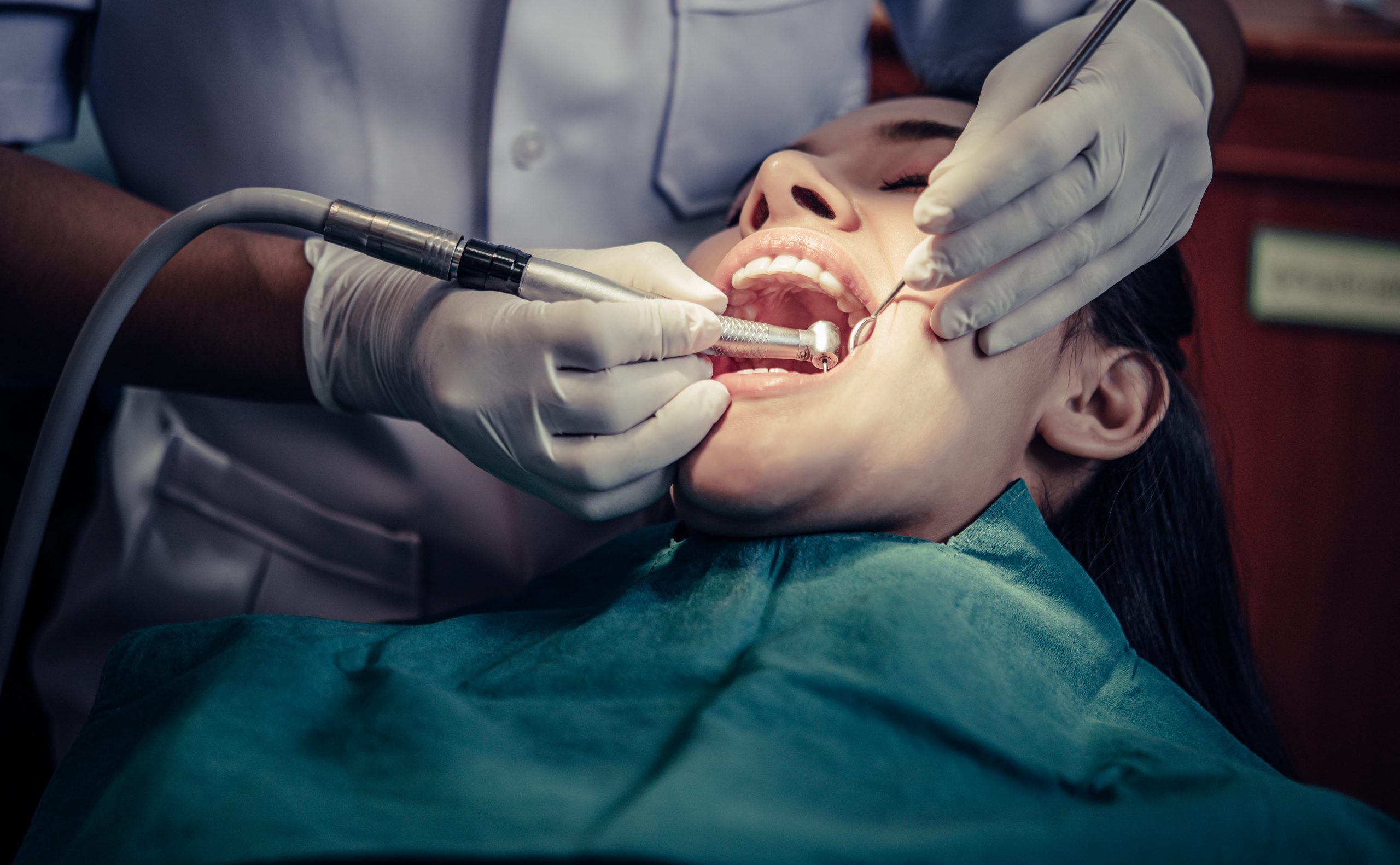 tratamiento de periodoncia en carabanchel - profesional trabajando