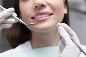 dentista en carabanchel - revision dental boca de chica